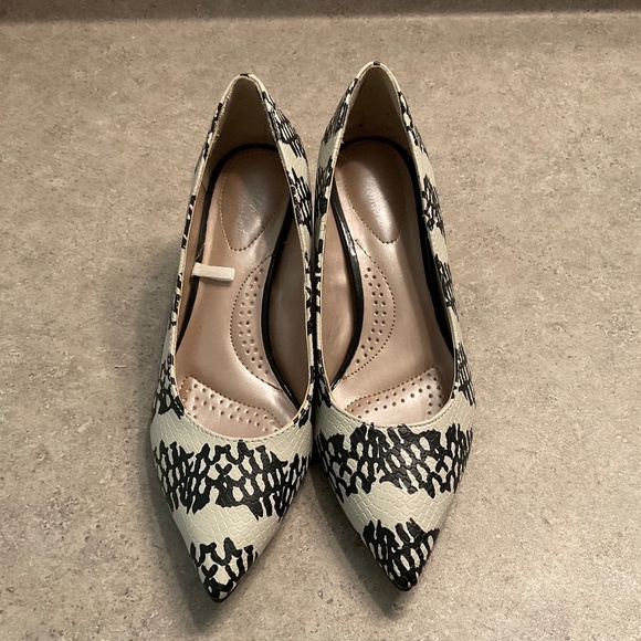 Dexflex Comfort Black and Cream Heels - Picture 1 of 15
